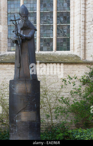 Statue von Paul Goethals, erster Erzbischof von Kalkutta, Indien. Stockfoto