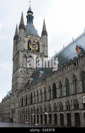 Belfried von Ypern mit Flanders Fields Museum. Stockfoto