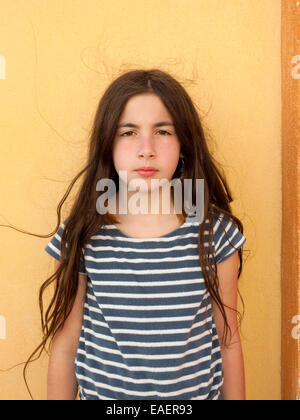 Junges Mädchen mit ernsten Ausdruck und krauses Haar Stockfoto