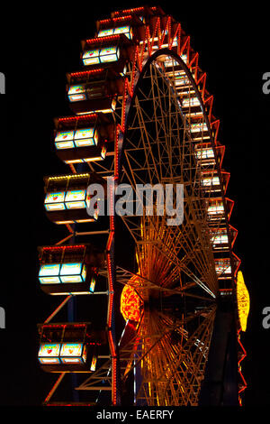 Riesenrad auf dem Oktoberfest in München in der Nacht Stockfoto