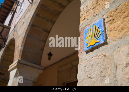 Jakobsweg-symbol. España-Platz, Atienza, Provinz Guadalajara, Castilla La Mancha, Spanien. Stockfoto