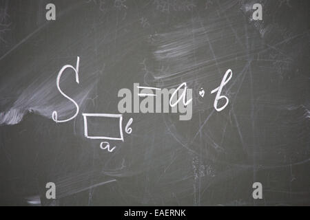 Formel der Rechteckbereich geschrieben am Schule Tafel closeup Stockfoto