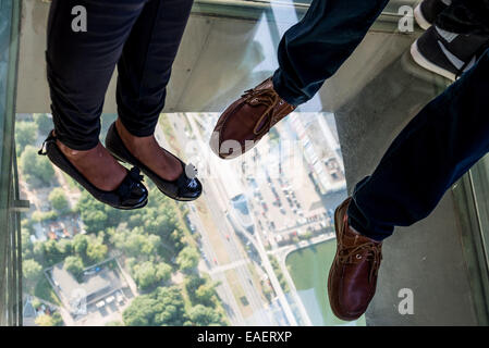 Ostankino-Turm hat eine Aussichtsplattform mit einem Glasboden 337 Meter hoch in die Luft. Stockfoto