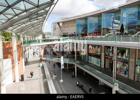 LIVERPOOL, Vereinigtes Königreich - 10. Juni 2014: Menschen beim Einkaufen in Liverpool One Einkaufszentrum. Liverpool One ist ein Einkaufs-, Wohn- und l Stockfoto