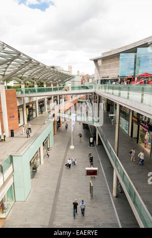 LIVERPOOL, Vereinigtes Königreich - 10. Juni 2014: Menschen beim Einkaufen in Liverpool One Einkaufszentrum. Liverpool One ist ein Einkaufs-, Wohn- und l Stockfoto