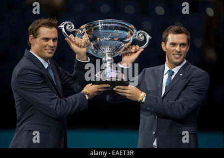 Präsentation, die Bryan Brothers zwei Auszeichnungen, die 2014 ATP World Tour Awards präsentiert von Moet und Chandon und das 2014 ATP World Tour Nr. 1 Doppel-Team präsentiert von Emirates. Bildnachweis: Malcolm Park Leitartikel/Alamy Live-Nachrichten Stockfoto