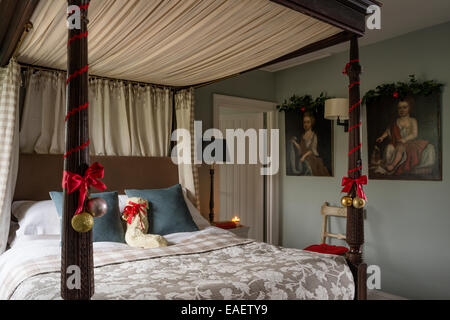 Antiken Himmelbett mit Turnell & Gignon Gingham Check Vorhänge im Schlafzimmer mit paar des niederländischen 17. Jahrhunderts Ölgemälde Stockfoto