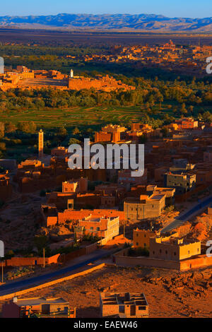 Tineghir, Tingħi, Sonnenuntergang, Tinghir, Todra-Tal, Todra Schluchten, Oase, Landschaft, alte Kasbah, Marokko, Nordafrika Stockfoto