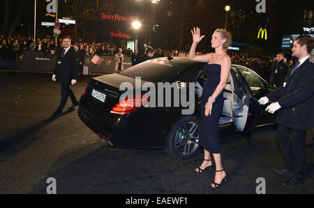 Berlin, Deutschland. 13. November 2014. US-Schauspielerin Uma Thurman kommt auf den roten Teppich-Bereich auf der Bühne Theater vor der Bambi-Verleihung am Potsdamer Platz in Berlin, Deutschland, 13. November 2014. Die Gala für die 66. Bambi-Verleihung moderiert von Hubert Burda Media stattfinden am 13. November 2014. Foto: JENS KALAENE/Dpa/Alamy Live News Stockfoto