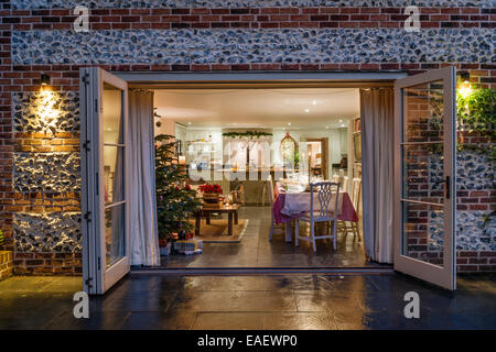 Gepflasterte Terrasse und Fenstertüren in öffnen Plan Küche Esszimmer Stockfoto