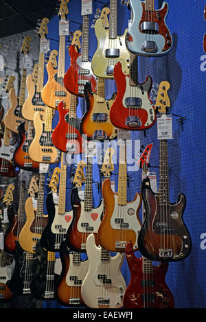 Eine Auswahl der meist Fender Bass-Gitarren zum Verkauf an den Guitar-Center auf der West 14th Street in Manhattan, New York City Stockfoto