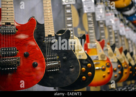 Eine Reihe von Gibson-Gitarren zum Verkauf an den Guitar-Center auf der West 14th Street in Manhattan, New York City Stockfoto