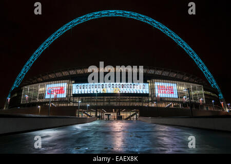 London, UK, 13. November 2014.  Dunkelheit kommt zum Wembley-Stadion, Heimat des englischen Fußball-Nationalmannschaft am Vortag Englands EM-Qualifikationsspiel gegen Slowenien.  Eine WM-Anfrage löscht Katar aber kritisiert der englische Fußballverband, die Missachtung der Gebote Regeln in seinem Versuch, Bühne, die WM 2018- aber Katar 2022 Gastgeber von Korruptionsvorwürfen freigemachte vorgeworfen haben. Bildnachweis: Stephen Chung/Alamy Live-Nachrichten Stockfoto