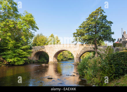 Bubnell Brücke über den Fluss Derwent in den Peak District Dorf Baslow, Derbyshire, England, UK Stockfoto