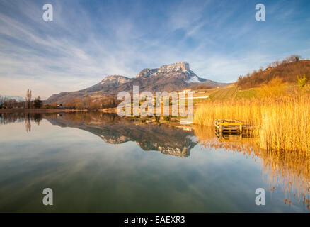 Lac de Saint-André und Mont Granier, Les Marches. Savoie, Frankreich Stockfoto