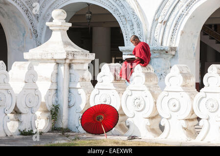 Anfänger, der Mönch Mönche zu studieren, mit, Regenschirm, Regenschirme, an Atumashi Kloster am Fuße des Mandalay Hill, Mandalay, Myanmar, Myanmar, Südostasien, Asien, Stockfoto