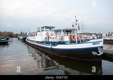 Boote festmachen im Oosterdok, Amsterdam Stockfoto