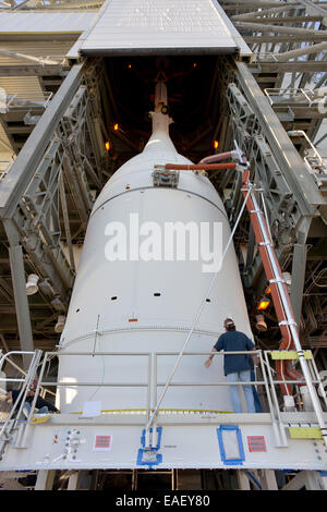 United Launch Alliance Ingenieure und Techniker bereiten, Orion-Raumsonde der NASA in Position auf einer Delta IV Heavy Rakete der NASA Kennedy Space Center 13. November 2014 in Cape Canaveral, Florida zu heben. Der erste unbemannte Testflug des Orion ist voraussichtlich 4. Dezember 2014 starten. Stockfoto