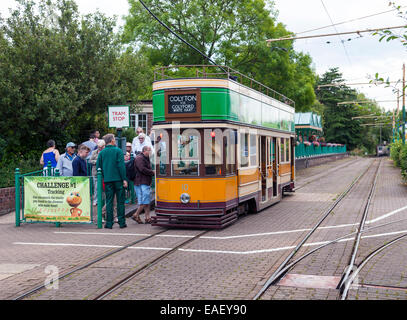 Einsteigen in eine Straßenbahn Haltestelle Colyton Stockfoto