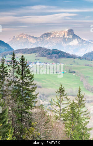 Blick auf Le Granier Peak von Le Massif des Bauges Naturpark, Savoie, Rhône-Alpes, Frankreich Stockfoto