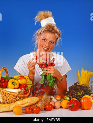 Blonde Frau Radieschen zum Frühstück Essen Stockfoto