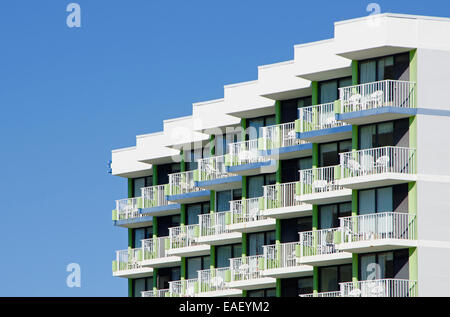 Abstrakt Architektur: Ein geometrisches Muster entsteht durch Lichter und Schatten der Außenterrassen eines Zement-Gebäudes. Stockfoto