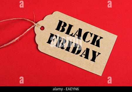 Black Friday Sale Nachricht Zeichen auf braunem Papier Verkauf Tag auf rotem Grund. Stockfoto