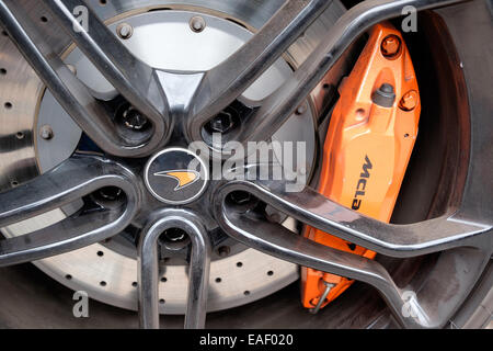 Schließen Sie McLaren Rad mit orange Bremssattel zeigt das McLaren Logo Bild Stockfoto