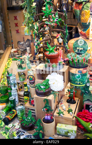 Ein Schaufenster mit Marihuana Souvenirs und Gadgets in Amsterdam, Holland Stockfoto