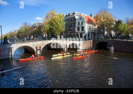 Menschen in einem Amsterdamer Kanal - Kajak Keizersgracht und Leliegracht Stockfoto