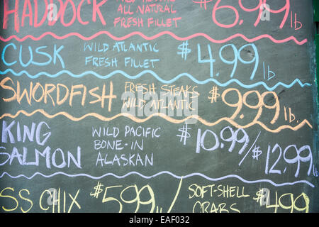 Fisch und Preise auf Tafel. Zollhaus Wharf, Portland Maine. Stockfoto