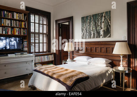 Frank Friedrich Birke Gemälde über dem Bett im Zimmer mit gespiegelten Beistelltische und ursprünglichen hölzernen Fensterläden und Türrahmen Stockfoto