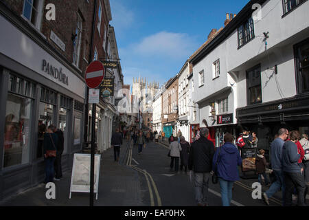 Niedrige Petergate mit dem Münster im Hintergrund York Yorkshire England Stockfoto