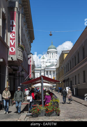 Blick auf die Straße in Richtung Dom von Helsinki vom Südhafen in Helsinki, Finnland Stockfoto