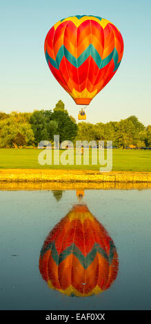 Heißluftballons, bunten Ballon in einem Teich in Ann Morrison Park reflektiert, Geist von Boise Ballonfestival, Boise, Idaho, USA Stockfoto