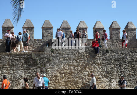 Touristen in Vejer De La Frontera Cadiz Andalusien Spanien. Vejer De La Frontera ist eines der weißen Dörfer (Pueblos Blancos) Stockfoto