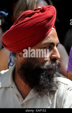 NYC: Indischer Mann mit traditionellen roten Turban in Indien Day Parade auf der Madison Avenue Stockfoto