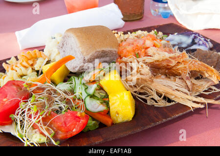 Teller mit Essen im Luau im Marriott Hotel, Hawaii Stockfoto