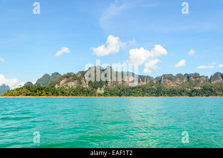 Hohe Bergkette über dem grünen See am Ratchapapha Damm im Khao Sok National Park, Provinz Surat Thani, Guilin von Thailand. Stockfoto