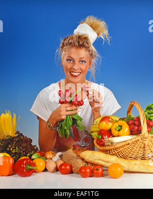 Blonde Frau Essen Radieschen Stockfoto