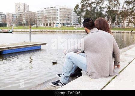 Paar, umarmen einander nahe einem See Stockfoto