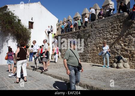 Touristen in Vejer De La Frontera Cadiz Andalusien Spanien. Vejer De La Frontera ist eines der weißen Dörfer (Pueblos Blancos) Stockfoto