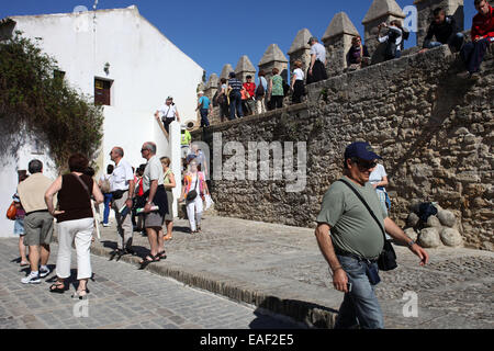 Touristen in Vejer De La Frontera Cadiz Andalusien Spanien. Vejer De La Frontera ist eines der weißen Dörfer (Pueblos Blancos) Stockfoto