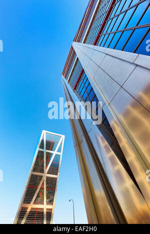 Das Tor Europas Türmen, auch bekannt als KIO Towers, Twin Bürogebäude in Madrid, Spanien. Stockfoto