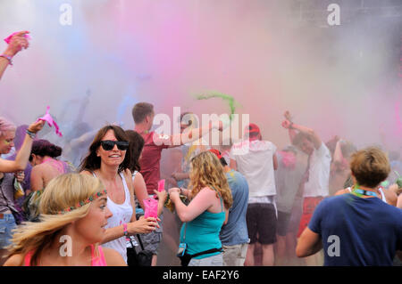 BENICASIM, Spanien - Juli 21: Menschen bei der Pringles Holi Farben Party im FIB (Festival Internacional de Benicassim) Festival. Stockfoto