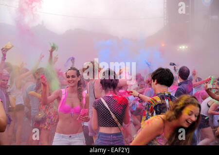 BENICASIM, Spanien - Juli 21: Menschen bei der Pringles Holi Farben Party im FIB (Festival Internacional de Benicassim) Festival. Stockfoto