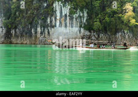 SURAT THANI, THAILAND - 26. April 2013: Die Touristen auf dem Boot sind Reisen in Ratchaprapha Dam im Khao Sok National Park, Stockfoto