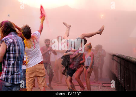 BENICASIM, Spanien - Juli 21: Menschen bei der Pringles Holi Farben Party im FIB (Festival Internacional de Benicassim) Festival. Stockfoto