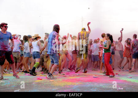 BENICASIM, Spanien - Juli 21: Menschen bei der Pringles Holi Farben Party im FIB (Festival Internacional de Benicassim) Festival. Stockfoto