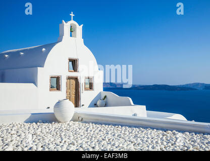 Weiße Kirche von Agios Vasilios mit Blick auf Ägäis, Oia, Santorini (Thira), Kykladen, griechische Inseln, Griechenland, Europa Stockfoto